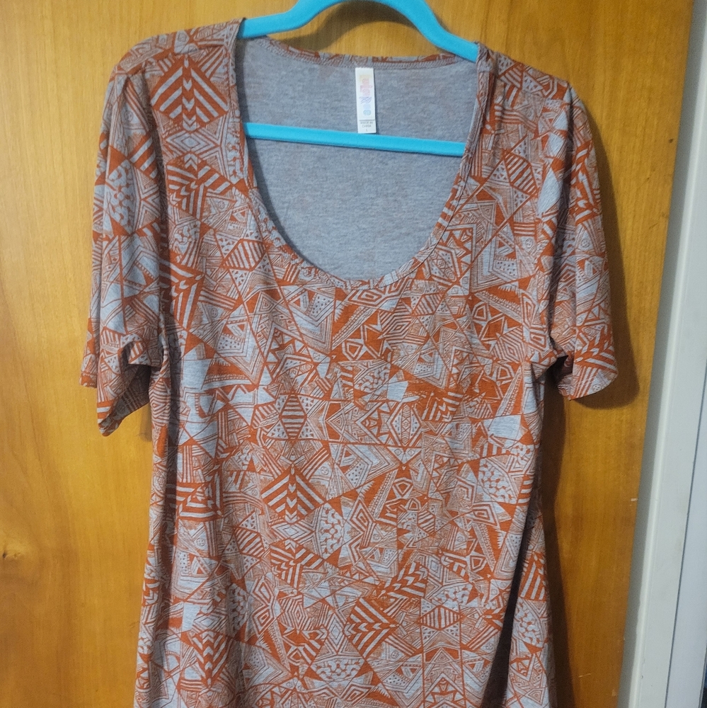 NWOT L Lularoe Perfect T